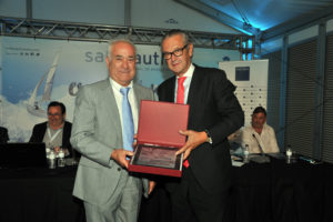 Luis carrasco recibe placa socio de honor ADIN
