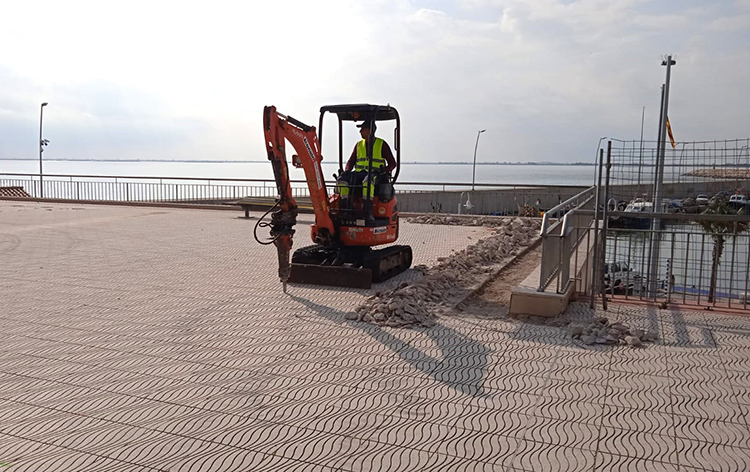 Ports millora la plaça-mirador que hi ha sobre la coberta dels locals pesquers al port de l’Ampolla
