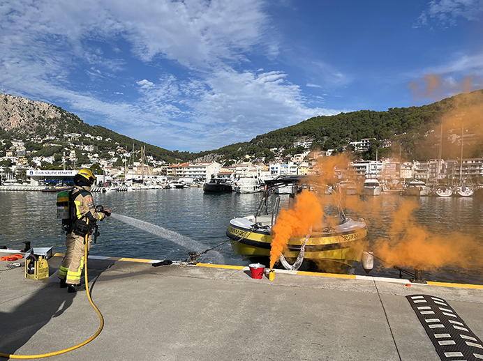 Simulacre d’incendi i rescat en una embarcació al port de l’Estartit